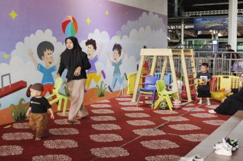 Fasilitas playground di stasiun, ruang bagi anak-anak menunggu KA