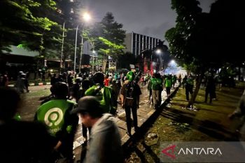 Massa masih bertahan, aksi di Brimob Kwitang berlanjut hingga malam