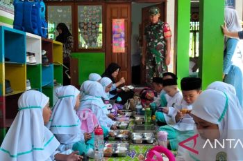 Babinsa mendampingi penyaluran MBG di Kabupaten Gorontalo