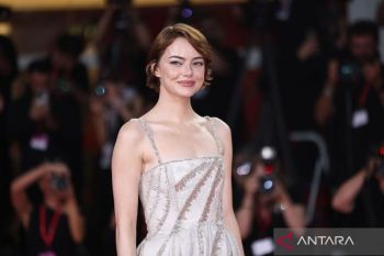 Pesona Emma Stone saat peluncuran film Bugonia di Venice Film Festival