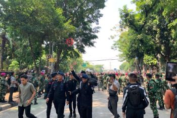 Dansat Brimob Polda Metro Jaya dilempari botol minuman