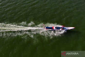 Lomba perahu di Anjungan Teluk Kendari
