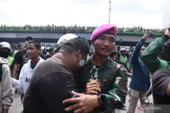Marinir tenangkan massa demonstran di depan Mako Brimob Kwitang