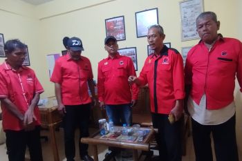 Kecewa dengan pencopotan sepihak, sejumlah kader gembok ruang utama Sekretariat PDIP Dumai