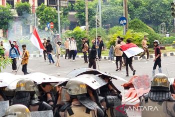 Polisi bubarkan paksa aksi demo  di depan Mapolda Jateng