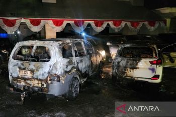 Massa bakar sejumlah mobil di kantor Gubernur Jateng
