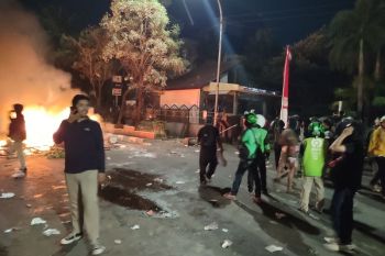 Massa rusak dan bakar Kantor DPRD Kota Makassar