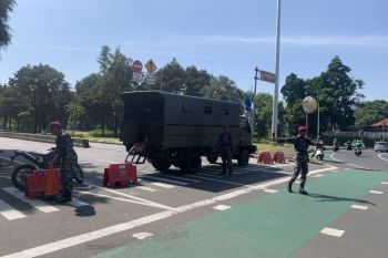 Petugas keamanan menyekat arus lalu lintas ke arah Mako Brimob Kwitang