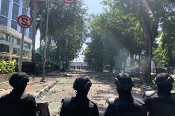 Pengunjuk rasa lempari petugas dengan batu di Mako Brimob Kwitang