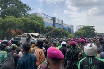 TNI evakuasi kendaraan yang hangus dibakar demonstran di Mako Brimob Kwitang