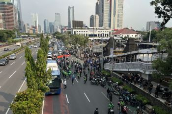 Mahasiswa lakukan aksi di Polda Metro Jaya, Jalan Gatot Subroto tersendat