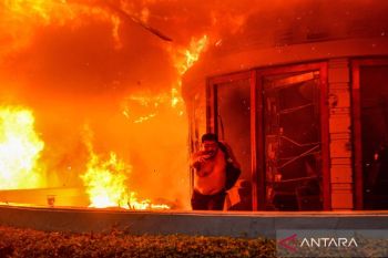 Mess MPR dan gerbang DPRD dibakar, aksi unjuk rasa di Bandung berlangsung ricuh
