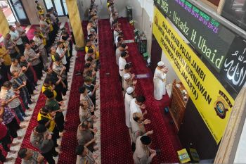 Polda Jambi gelar shalat ghaib untuk pengemudi ojol tewas saat demo