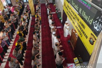 Polda Jambi gelar shalat ghaib doakan pengemudi ojol tewas aksi demo