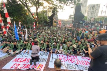 Mahasiswa UPN bobol gerbang Polda Metro Jaya demi sampaikan orasi
