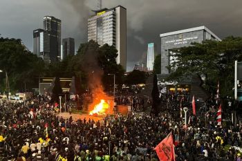 Massa di Polda Metro Jaya bakar ban dan berupaya rusak CCTV