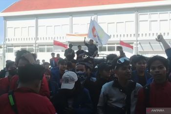 Ratusan mahasiswa gelar aksi damai di Polrestabes Surabaya