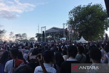 Ribuan warga tumpah ruah saksikan pembukaan Gubernur Cup 2025 di Kapuas