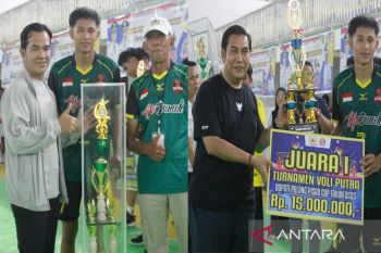 Ojo Dumeh boyong piala bergilir bola voli Bupati Cup 2025
