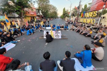Aksi solidaritas PMII dan GMNI di Polres Situbondo berjalan tertib
