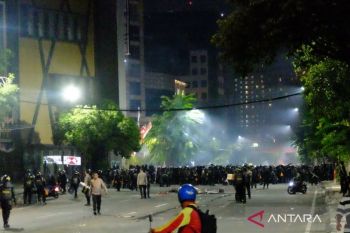 Hingga tengah malam, massa aksi masih padati pusat Kota Surabaya