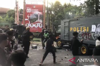 Polisi Denpasar dilarikan ke rumah sakit setelah mobil diserang massa