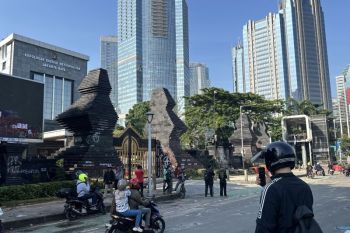 Masyarakat singgah di Polda Metro Jaya untuk abadikan situasi pascademo