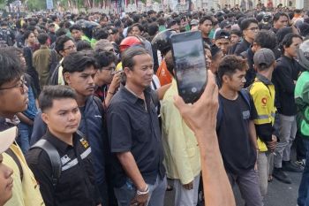 Merekam kehangatan Polisi dengan massa di balik aksi demonstrasi (Video)