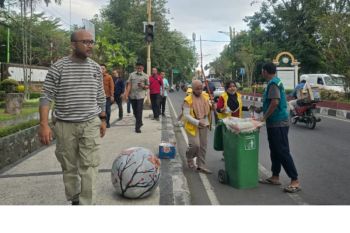 DLH Mataram bersihkan sampah bekas aksi unjuk rasa depan DPRD NTB