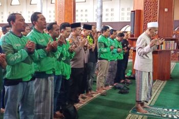 Polres Lumajang dan komunitas ojol gelar shalat ghaib untuk Affan
