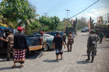 Polri-TNI di Jembrana-Bali patroli bersama pecalang dan Banser