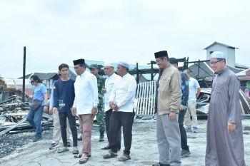 Bupati HSS tinjau lokasi kebakaran bangunan sekolah di Daha Selatan