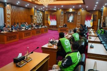 Gubernur Bali berdialog dengan pengemudi ojol setelah aksi usai