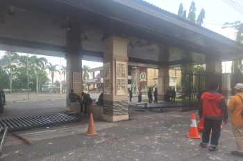 Kondisi terkini gedung DPRD dan Ditlantas Polda Sumsel pasca rusuh