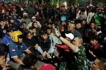 Massa di Surabaya minta pembebasan peserta aksi yang ditahan