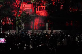 Massa bakar mobil dan pagar hotel di depan DPRD Jabar