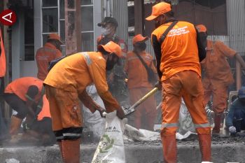 Petugas bersihkan Halte Senen pasca demo, lalu lintas berangsur normal
