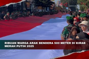 Ribuan warga arak bendera 500 meter di Kirab Merah Putih 2025
