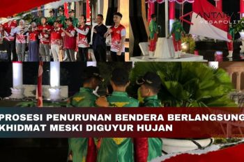 Prosesi penurunan bendera berlangsung khidmat meski diguyur hujan