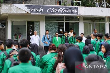 Rektor Unand lepas mahasiswa yang lakukan aksi damai ke DPRD Sumbar