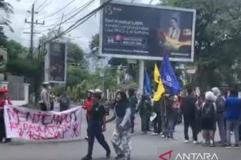 Seorang remaja dijemput emak saat ikut unjuk rasa di Jambi