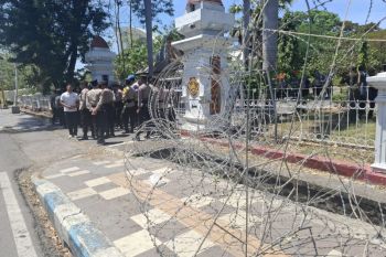 Polisi pasang pagar kawat di depan Kantor DPRD NTT cegah pengunjuk rasa