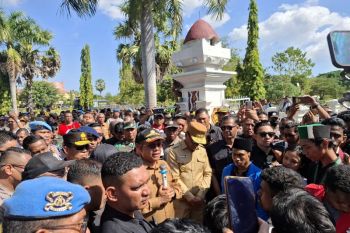 Gubernur NTT dan Forkompimda menemui mahasiswa yang berunjuk rasa