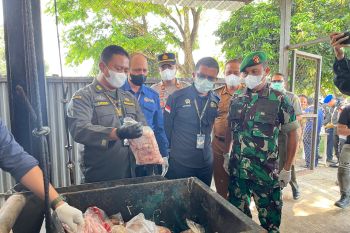 Karantina musnahkan tiga ton daging ayam ilegal di Bakauheni Lampung