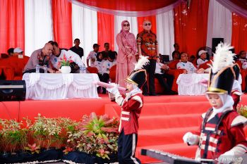 Ketua DPRD Babel terima penghormatan peserta pawai HUT ke-80 RI