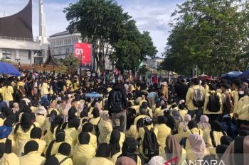 Massa demonstran lakukan orasi di depan Kantor DPRD Sumbar