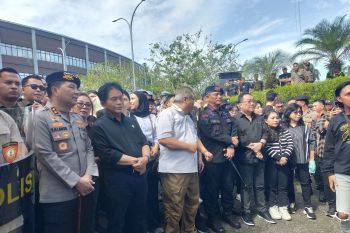 Ini pernyataan Ketua DPRD Sulut saat menerima unjuk rasa