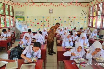 Hari pertama program makan bergizi gratis di SMKN 1 Lubuk Sikaping disambut antusias siswa