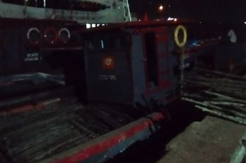 Bea Cukai amankan dua kapal sarat muatan kayu bakau di Pelabuhan Dumai