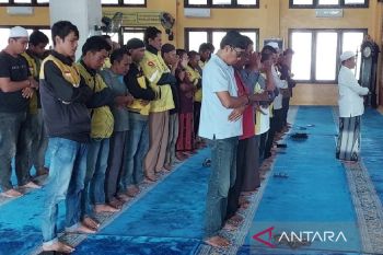 Tidak ikut demo, ojol di Sampit pilih gelar shalat gaib